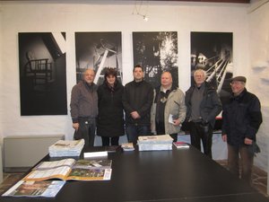 Norbert Böckmann und unsere Winterwandertruppe vor dem Werk "Aufstieg"